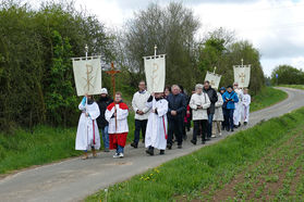 Bittprozession an der Weingartenkapelle (Foto: Karl-Franz Thiede)